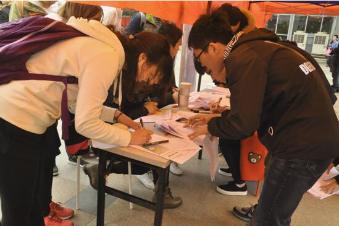 大學生現場填寫測試表格