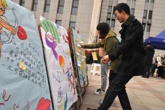 大學生寫下心愿，貼在心愿墻上